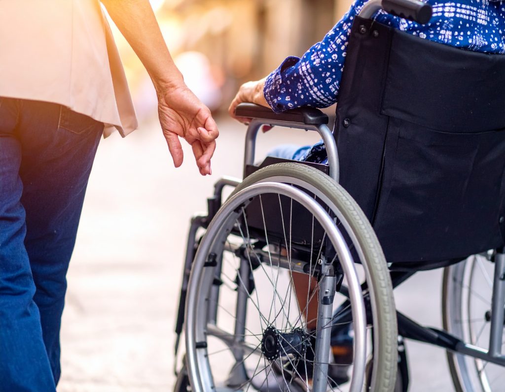 Il Patto per un Nuovo Welfare sulla Non Autosufficienza richiama l’attenzione sulla necessità di riconoscere e sostenere i caregiver familiari, ovvero coloro che assistono quotidianamente un familiare non autosufficiente.